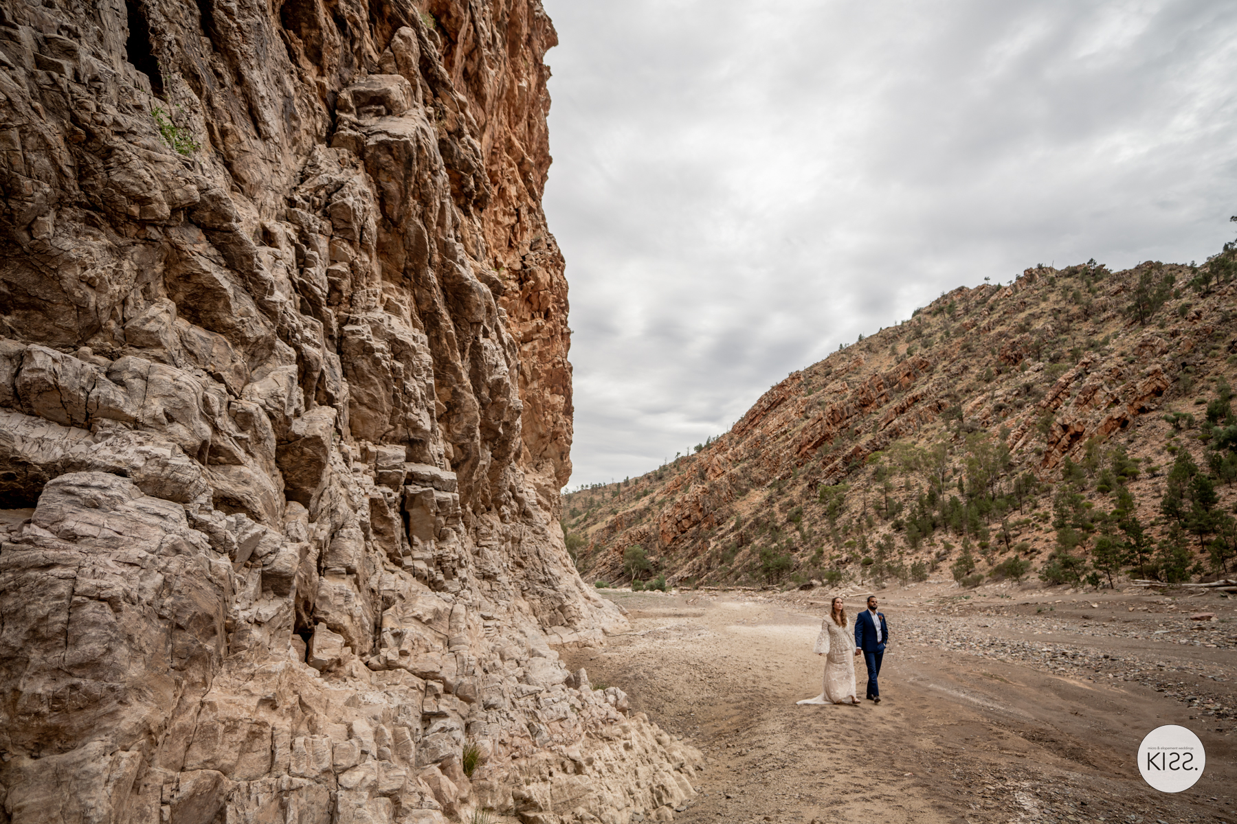 couple in front of Wilpena Pound<br />
