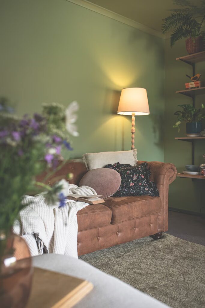 Lounge with a sofa, lamp and flowers