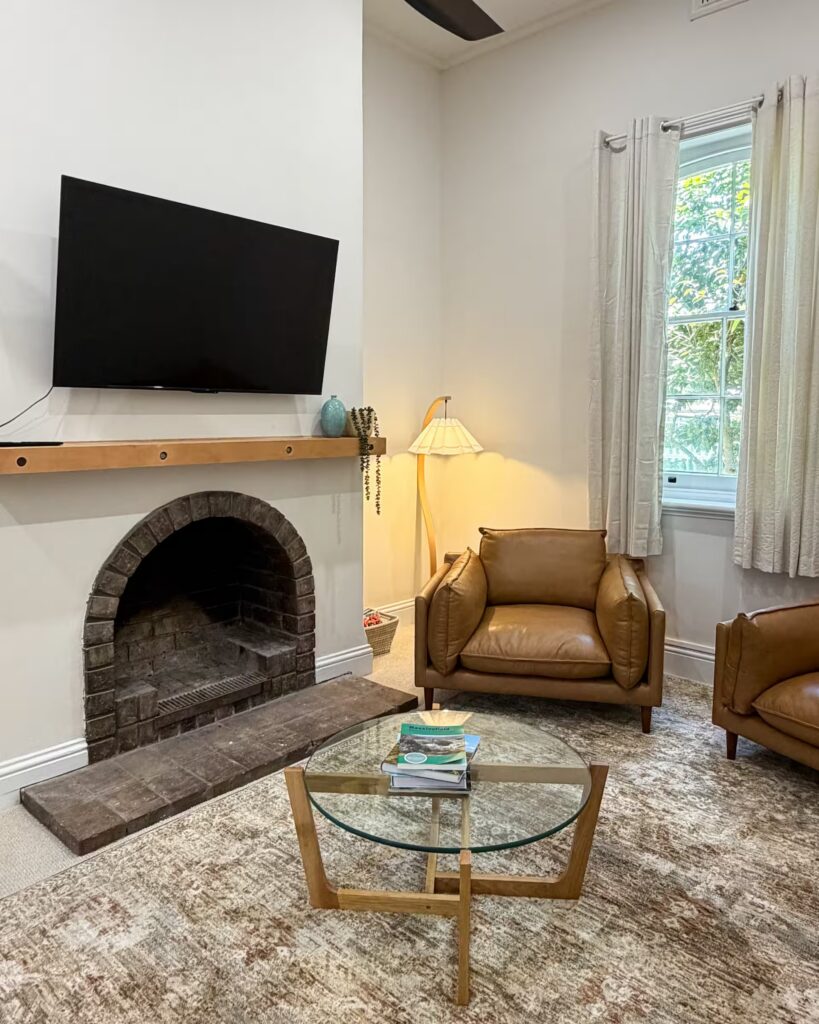 Cottage lounge with a fireplace and wall-mounted television